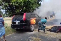 খড় থেকে চলন্ত মাক্রোবাসে অ'গ্নিকা'ণ্ড!