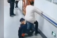 হাসপাতালে চেয়ার না পেয়ে নিজের কাঁধেই বসালেন অ'ন্তঃস'ত্ত্বা স্ত্রীকে!