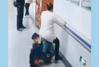 অবশেষে হাসপাতালে গর্ভবতী স্ত্রীর জন্য স্বামী নিজেই হয়ে যান চেয়ার!