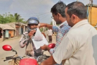 মোটরসাইকেল চালকরা হেলমেট পরলেই এক কেজি পেঁয়াজ!