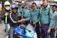 পুলিশ দিল লাল গোলাপ, চালকের মুখে হাসি