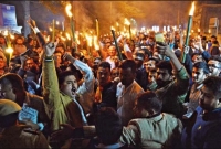 নাগরিকত্ব বিলের প্র'তিবা'দে বিজেপির মুখ্যমন্ত্রীর বাড়ি ঘিরে ফেলেছে আন্দো'লনকারীরা