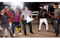 মাঝ রাস্তায় বেল্ট খুলে নাচতে শুরু করলেন সালমান খান!
