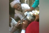 হাঁড়ির ভেতর মাথা আ'টকে গেল শিশুর, অতঃপর..