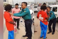 পুলিশ কর্মকর্তা মানসিক ভারসাম্যহীন এক নারীর গায়ে জড়িয়ে দিলেন নিজেরই পরিধানের কাপড়