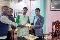 ৫ বিশ্ববিদ্যালয়ে চান্স পাওয়া সেই ভ্যানচালকের মেধাবী ছেলে ও কোরআনে হাফেজকে ৫ হাজার টাকা দিলেন ইউএনও ৫ বিশ্ববিদ্যালয়ে চান্স পাওয়া সেই ভ্যানচালকের মেধাবী ছেলে ও কোরআনে হাফেজকে ৫ হাজার টাকা দিলেন ইউএনও