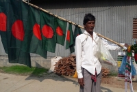   দেশের প্রতি ভালোবাসার টানে ১৬ বছর ধরে পতাকা বিক্রি করেন শফিক মিয়া