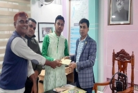৫ বিশ্ববিদ্যালয়ে চান্স পাওয়া ভ্যানচালকের মেধাবী ছেলে কোরআনের হাফেজের পাশে ইউএনও ৫ বিশ্ববিদ্যালয়ে চান্স পাওয়া ভ্যানচালকের মেধাবী ছেলে কোরআনের হাফেজের পাশে ইউএনও