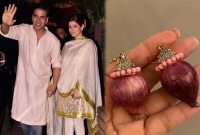 স্ত্রী টুইংকেলকে পেঁয়াজের কানের দুল উপহার দিলেন অক্ষয় কুমার