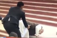 সিঁড়িতে উঠতে গিয়ে আচমকা মুখ থুবড়ে পড়ে গেলেন নরেন্দ্র মোদি!