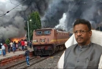 বাস-ট্রেন জ্বা'লিয়ে মানুষের ক্ষ'তি করছেন, এটা হিন্দু-মুসলিমের ল'ড়া'ই নয় : ফিরহাদ হাকিম