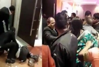 বরকে বিয়ের আসরেই ঘাড় ধাক্কা দিয়ে বের করে দিলেন কনে!