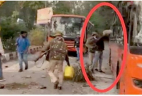 দিল্লির বিক্ষোভে বাসে আ'গুন দিচ্ছে পুলিশ! ভি'ডিও ভাইরাল