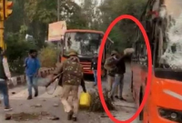 দিল্লিতে মুসলিম শিক্ষার্থীদের ফাঁ'সাতে বাসে আ'গুন দিল পুলিশ!