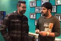 কপিল শর্মার হাতে টাকা গুঁজে দিচ্ছেন অজয় দেবগণ, ভিডিও ভাই'রাল!