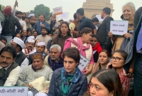 এনআরসির বিপক্ষে আন্দোলনরত শিক্ষার্থীদের ওপর লাঠিচার্জের প্রতিবাদে রাস্তায় অনশনে প্রিয়াঙ্কা গান্ধী