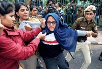 আমি মুসলিম নই, কিন্তু বি'ক্ষোভ চালিয়ে যাব