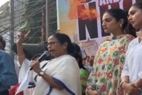 নুসরাত-মিমিকে সাথে নিয়ে মোদি সরকারকে একহাত নিলেন মমতা ব্যানার্জী