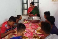 ওদের জন্মদাত্রী মা নেই, নিজ হাতে খাওয়ালেন ডিসি শাহিদা সুলতানা ওদের জন্মদাত্রী মা নেই, নিজ হাতে খাওয়ালেন ডিসি শাহিদা সুলতানা