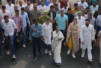 রাস্তায় নেমে মুখ্যমন্ত্রীর পদ হারাতে পারেন মমতা!