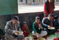 নিজের ছেলে-মেয়েকে আশ্রয়কেন্দ্রে নিয়ে গিয়ে শিশুদের সঙ্গে মাটিতে বসে খাবার খেলেন ডিসি