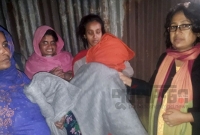 প্রত্যন্ত এলাকা ঘুরে ঘুরে অস'হায় শীতার্তদের ঘুম থেকে ঢেকে তুলে নিজ হাতে কম্বল দিলেন ইউএনও!