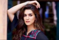 মা হওয়ার ঘোষণা দিলেন কৃতি স্যানন