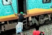 মুসলিমদের বদনাম করতে টুপি পরে ট্রেন ভা'ঙচুর, ৬ বিজেপি কর্মীকে হা'তেনা'তে ধ'রলেন স্থানীয়রা