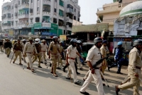 মা'রমুখী জনতার হাত থেকে পুলিশকে বাঁ'চালেন ৭ মুসলিম যুবক!