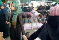 বি'ক্ষোভ চলা অবস্থায় নামাজ আদায়, হাতে হাত রেখে প্রতিরক্ষা বলয় মেয়েদের