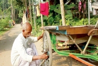 ১০ বছর কাউন্সিলর ছিলেন, এখন ভ্যান চালান!