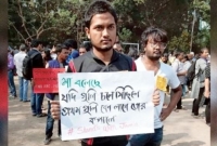 ভারতে নাগরিকত্ব আইনের প্রতিবাদে আ'ন্দোলনে ছেলেকে রাজপথে পাঠালেন মা