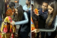 গভীর রাতে যৌ'নকর্মীদের কম্বল বিতরণ করলেন নুসরাত জাহান