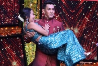 কোলে তুলে গানের মঞ্চেই নেহা কক্করকে বিয়ের প্রস্তাব