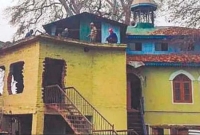 কাশ্মিরে ব্রিজ বানানোর নামে ভেঙে দিলো দীর্ঘদিনের পুরানো মসজিদ