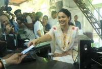 রেলের টিকিট বিক্রি করছেন কঙ্গনা রানাওয়াত, হতবাক যাত্রীরা!