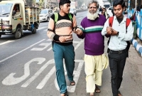 নামাজ পড়ার জন্য দৃষ্টিহীন বৃদ্ধ মুসল্লিকে মসজিদে পৌঁছে দিল দুই হিন্দু ছাত্র!