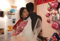 বাড়ির দলিল আর বিএমডাব্লিউর চাবি হাতে দিয়ে প্রেমিককে বিয়ের প্রস্তাব তরুণীর! বাড়ির দলিল আর বিএমডাব্লিউর চাবি হাতে দিয়ে প্রেমিককে বিয়ের প্রস্তাব তরুণীর!