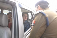 এনআরসি-সিএএ বিরো'ধীদের পাশে দাঁড়াতে গিয়ে পুলিশি বাধায় রাহুল ও প্রিয়াংকা গান্ধী