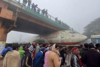 ফ্লাইওভারের নিচে আট'কে গেল উড়োজাহাজ!