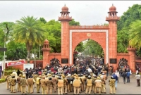 জয় শ্রীরাম স্লোগান দিয়ে আলিগড় মুসলিম বিশ্ববিদ্যালয়ে হামলা চালিয়েছে পুলিশ