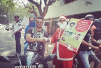 সান্তার সাজে ট্রাফিক পুলিশ, যারা আইন ভা'ঙছেন তাদের মিষ্টি খাওয়াচ্ছেন!