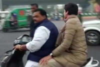 মুসলিমদের পাশে দাঁড়াতে গিয়ে পুলিশের ঘাড় ধাক্কা খেলো প্রিয়াঙ্কা গান্ধী!