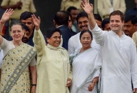 হাতে হাত রেখে এবার মুসলিমদের পাশে থাকার অঙ্গীকারে শপথ নিলেন মমতা-সোনিয়া ও রাহুল