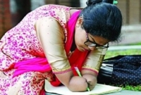 দুই হাত ছাড়াই বিশ্ববিদ্যালয়ের গণ্ডি পেরিয়ে আজ তিনি অফিসার!