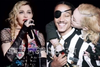 ২৫ বছরের যুবকের সাথে সম্পর্কে জড়ালেন ৬১ বছরের ম্যাডোনা