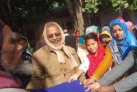 টিফিনের টাকা বাচিয়ে শীতার্তদের মাঝে কম্বল বিতরণ