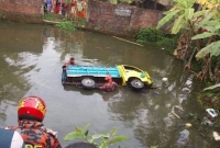 চাকা ফেটে উল্টে পিকআপ খাদে, নিহ'ত ৩