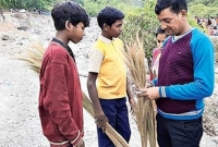 ঝাড়ু বেচে স্কুলের খরচ জোগাড় করে এই শিশুরা!