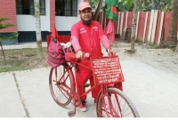  ‘হতে চাই না বিয়ের পাত্রী, হতে চাই স্কুলছাত্রী’- স্লোগান নিয়ে পথে পথে ঘুরছেন কাঠমিস্ত্রি আনোয়ার